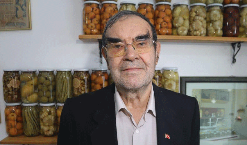 En iyi turşu limondan mı yapılır, sirkeden mi? Adile Naşit keşfetti! Neşeli Günler filmine konu oldu En iyi turşu limondan mı yapılır, sirkeden mi? Adile Naşit keşfetti! Neşeli Günler filmine konu oldu