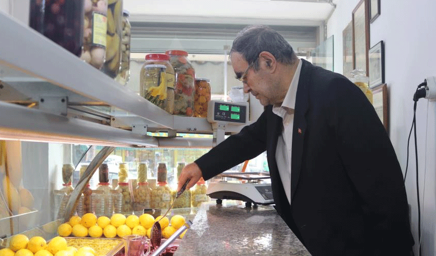 En iyi turşu limondan mı yapılır, sirkeden mi? Adile Naşit keşfetti! Neşeli Günler filmine konu oldu En iyi turşu limondan mı yapılır, sirkeden mi? Adile Naşit keşfetti! Neşeli Günler filmine konu oldu