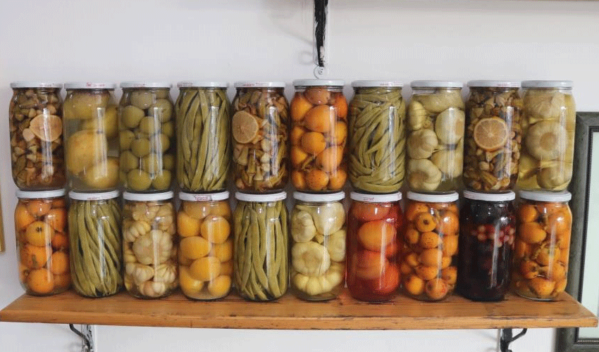 En iyi turşu limondan mı yapılır, sirkeden mi? Adile Naşit keşfetti! Neşeli Günler filmine konu oldu En iyi turşu limondan mı yapılır, sirkeden mi? Adile Naşit keşfetti! Neşeli Günler filmine konu oldu