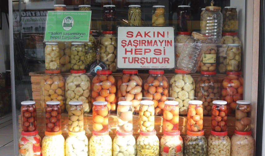 En iyi turşu limondan mı yapılır, sirkeden mi? Adile Naşit keşfetti! Neşeli Günler filmine konu oldu En iyi turşu limondan mı yapılır, sirkeden mi? Adile Naşit keşfetti! Neşeli Günler filmine konu oldu