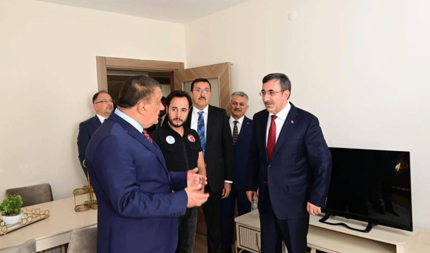 Cumhurbaşkanı Yardımcısı Yılmaz, deprem konutlarını inceledi Cumhurbaşkanı Yardımcısı Yılmaz, deprem konutlarını inceledi