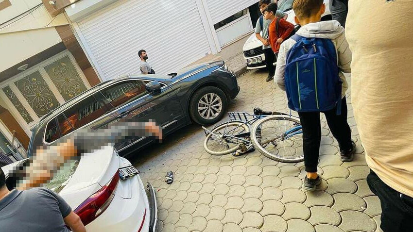 Mardin’de feci kaza! Bisiklet sürücüsü hakimiyetini kaybedince otomobile saplandı  Mardin’de feci kaza! Bisiklet sürücüsü hakimiyetini kaybedince otomobile saplandı