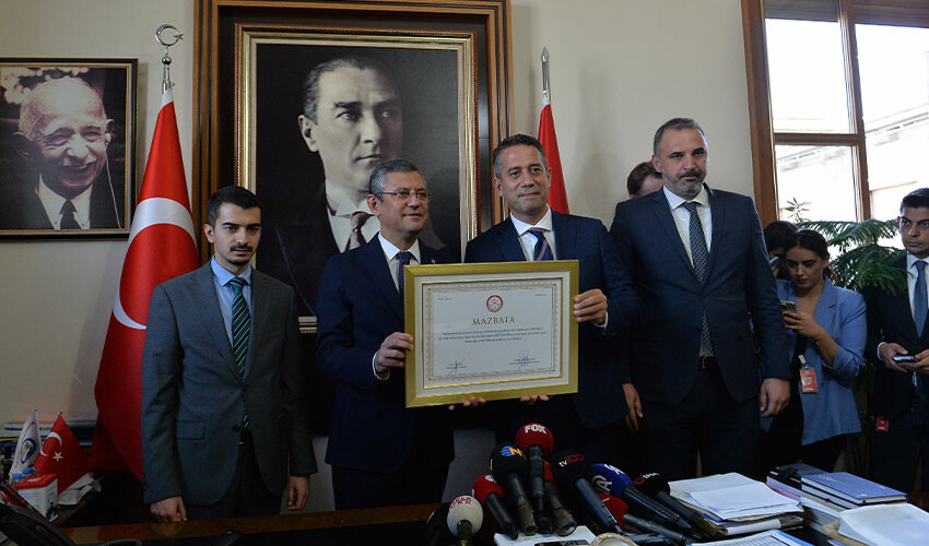 CHP'de devir teslim: Kılıçdaroğlu 13 yıl sonra  koltuğu Özgür Özel'e bıraktı CHP'de devir teslim: Kılıçdaroğlu 13 yıl sonra  koltuğu Özgür Özel'e bıraktı