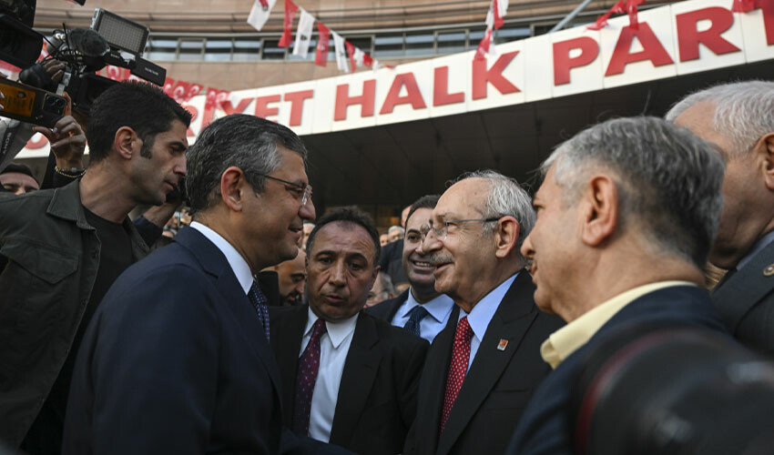 CHP'de devir teslim: Kılıçdaroğlu 13 yıl sonra  koltuğu Özgür Özel'e bıraktı CHP'de devir teslim: Kılıçdaroğlu 13 yıl sonra  koltuğu Özgür Özel'e bıraktı