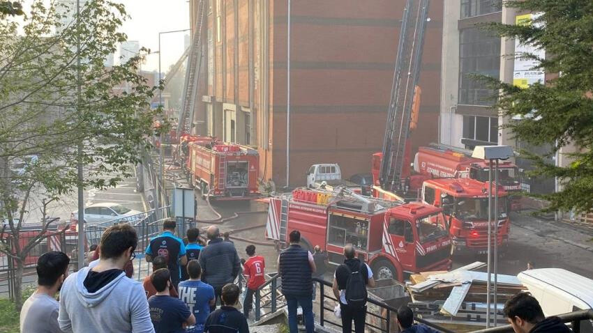 Son dakika... Başakşehir'de sanayi sitesinde korkutan yangın Son dakika... Başakşehir'de sanayi sitesinde korkutan yangın