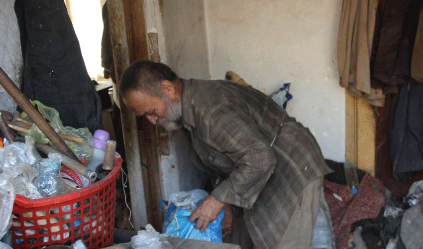 Milyoner adamın evinden 20 kamyon çöp çıktı