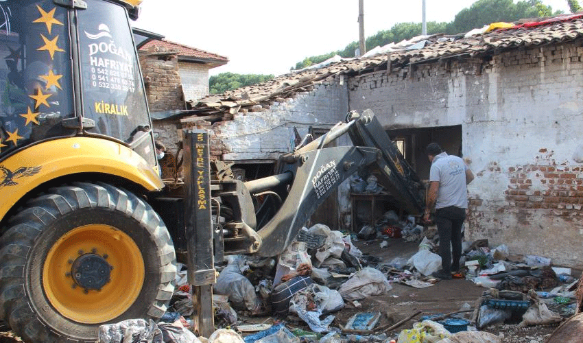 Milyoner adamın evinden 20 kamyon çöp çıktı