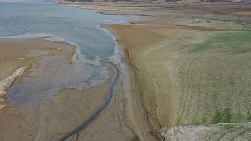Balıkesir'in içme suyu barajında alarm! İp gibi akan su, kuraklık gerçeğini gözler önüne serdi
