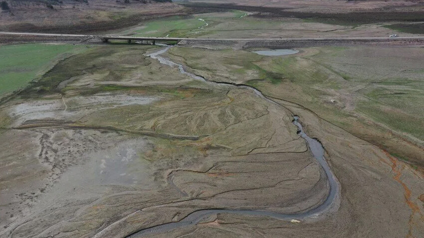 Balıkesir'in içme suyu barajında alarm! İp gibi akan su, kuraklık gerçeğini gözler önüne serdi