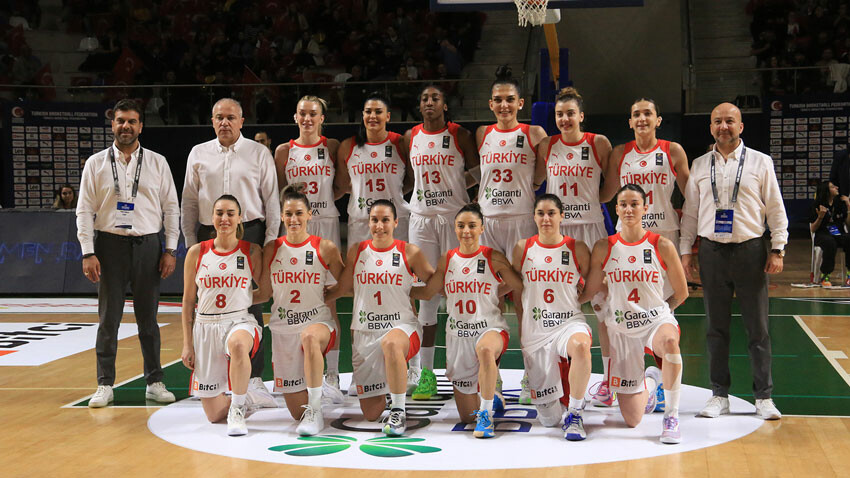 Bahar Çağlar Ökten ve Tuğçe Canıtez milli maç öncesi törenle basketbola veda etti