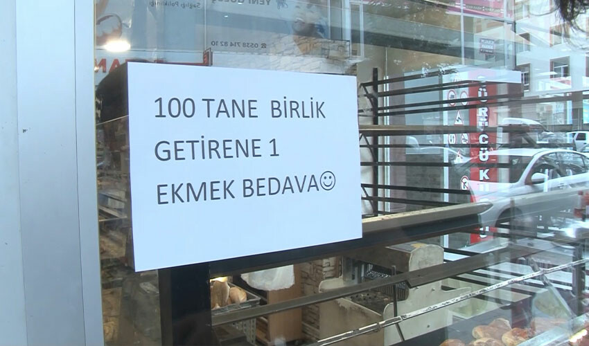 Bozuk para sıkıntısına bulduğu ilginç çözüm: Astığı pankart görenleri şaşırtıyor Bozuk para sıkıntısına bulduğu ilginç çözüm: Astığı pankart görenleri şaşırtıyor
