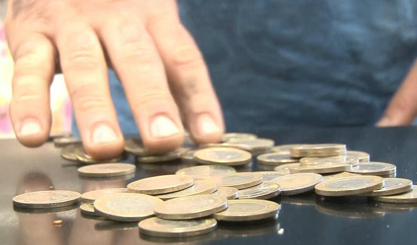 Bozuk para sıkıntısına bulduğu ilginç çözüm: Astığı pankart görenleri şaşırtıyor Bozuk para sıkıntısına bulduğu ilginç çözüm: Astığı pankart görenleri şaşırtıyor