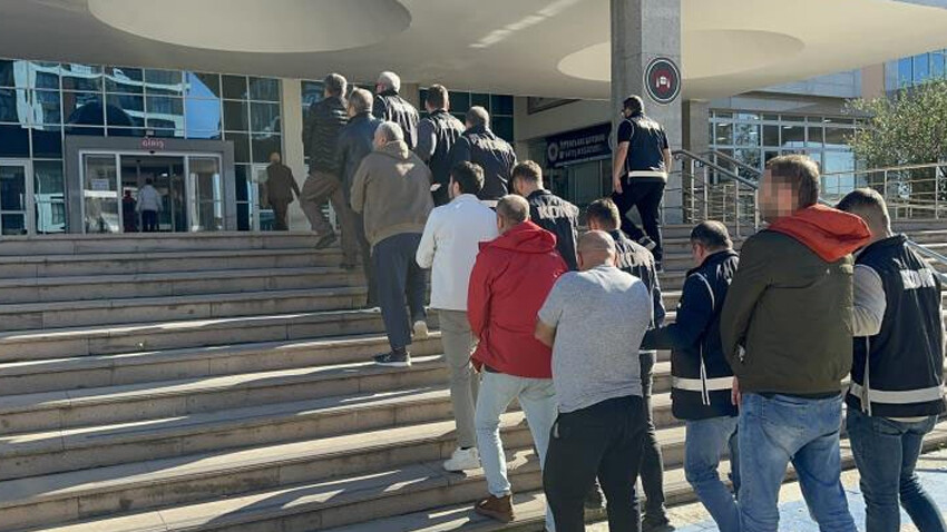 Edirne, İstanbul, Tekirdağ ve Düzce’de kaçakçılık operasyonu: 16 şüpheliden 5’i tutuklandı Edirne, İstanbul, Tekirdağ ve Düzce’de kaçakçılık operasyonu: 16 şüpheliden 5’i tutuklandı
