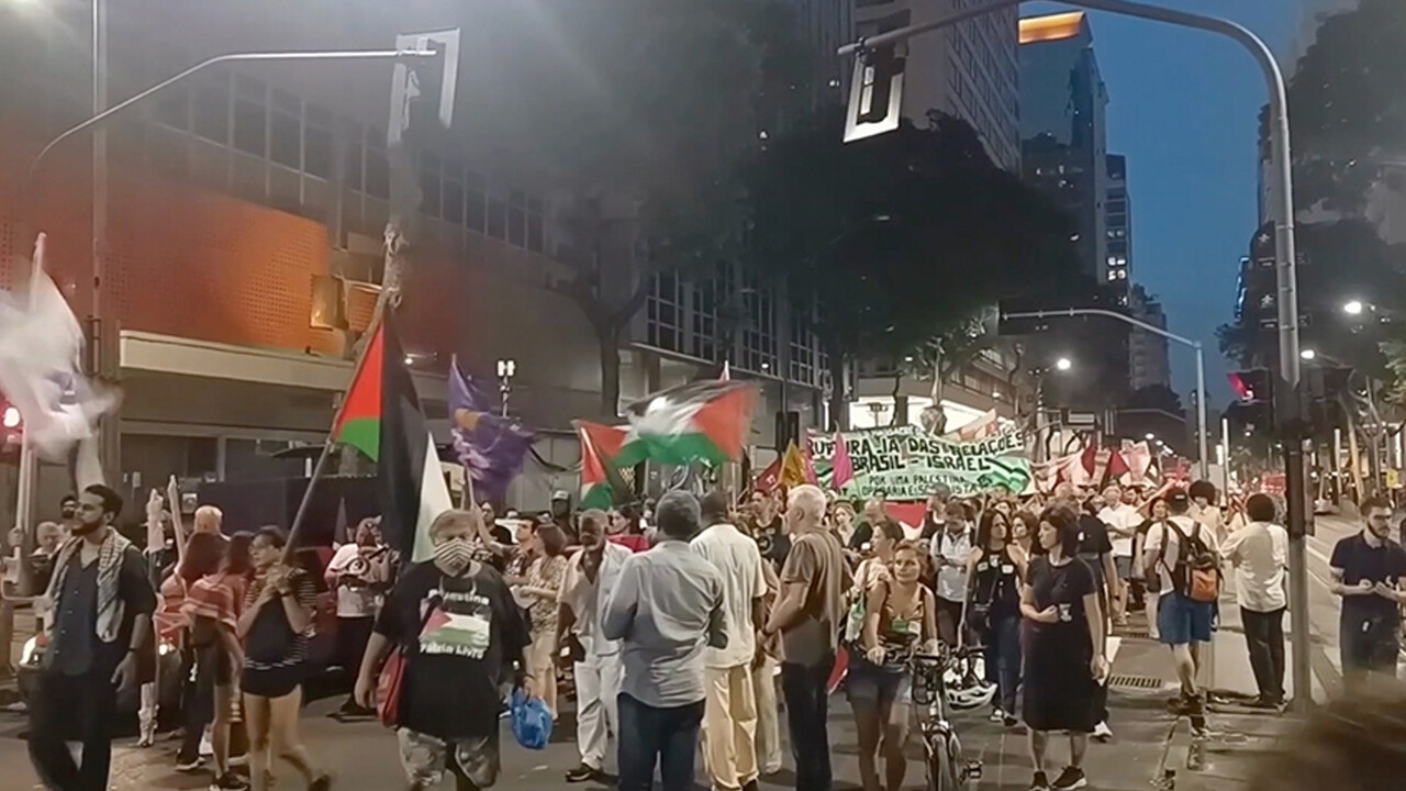Brezilyalılardan İsrail'e sert tepki! ABD Konsolosluğu önünde bayrak yaktılar Brezilyalılardan İsrail'e sert tepki! ABD Konsolosluğu önünde bayrak yaktılar