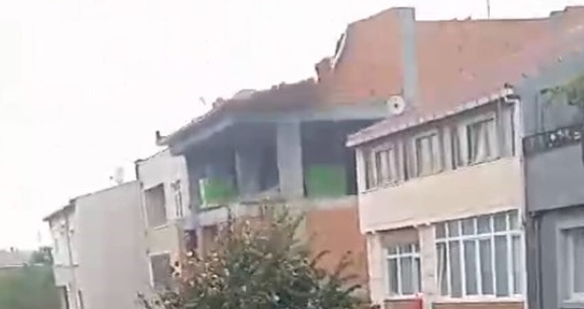 Küçükçekmece’de fırtına nedeniyle bina çatısı uçtu: 1 yaralı var Küçükçekmece’de fırtına nedeniyle bina çatısı uçtu: 1 yaralı var