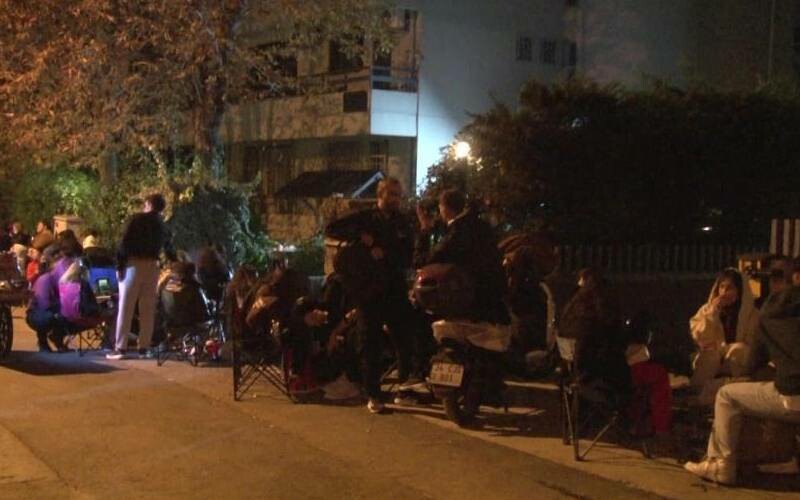 Kuyruğun sonu görünmüyor… Hediye çekini duyan geldi, akşamdan sıraya girdiler!