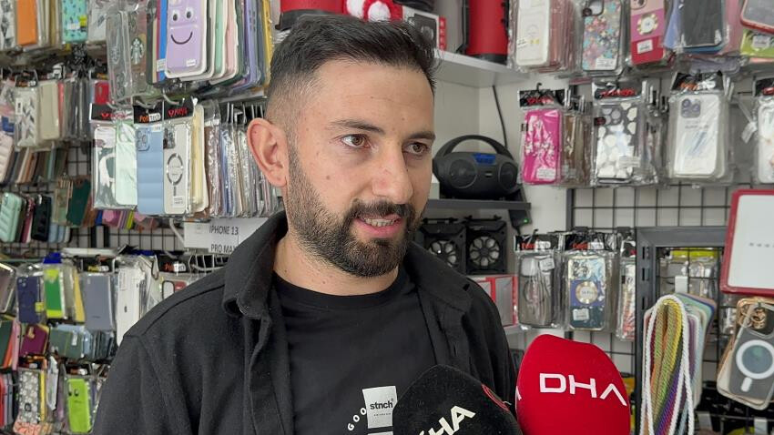 Hırsızın rahatlığı pes dedirtti! Arnavutköy'de telefoncuya giren hırsız kombinine uygun saat ve kordon çaldı Hırsızın rahatlığı pes dedirtti! Arnavutköy'de telefoncuya giren hırsız kombinine uygun saat ve kordon çaldı