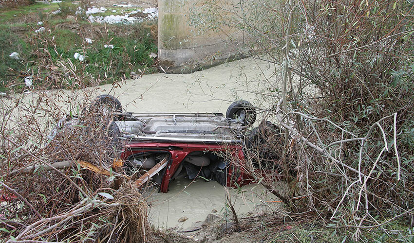 Feci kaza: Nehre uçan otomobilde hayatını kaybettiler! 3 ölü