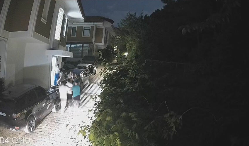 Dilan ve Engin Polat çiftinin kavga görüntüleri ortaya çıktı: Komşusuna yumruk atıp saldırdı Dilan ve Engin Polat çiftinin kavga görüntüleri ortaya çıktı: Komşusuna yumruk atıp saldırdı