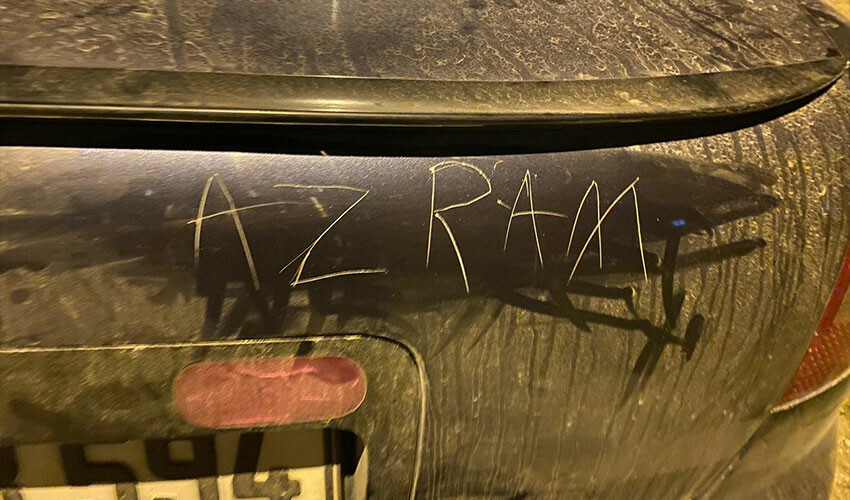 Aracının kaportasına ‘Azram’, camına ‘Figen’ yazdılar: Aşkını mı ilan etti bilemiyorum
