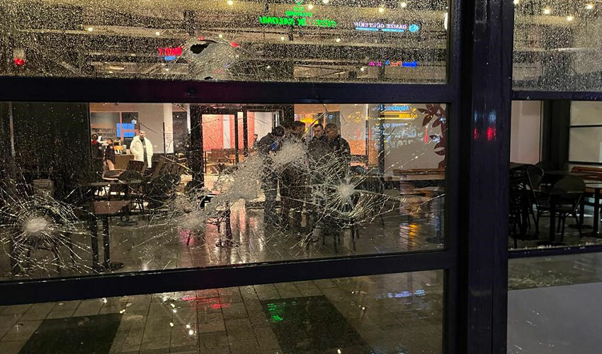 Esenyurt'ta İsrail protestosu! Kahve dükkanının camlarını kırdılar