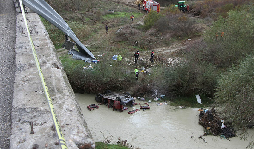 Feci kaza: Nehre uçan otomobilde hayatını kaybettiler! 3 ölü