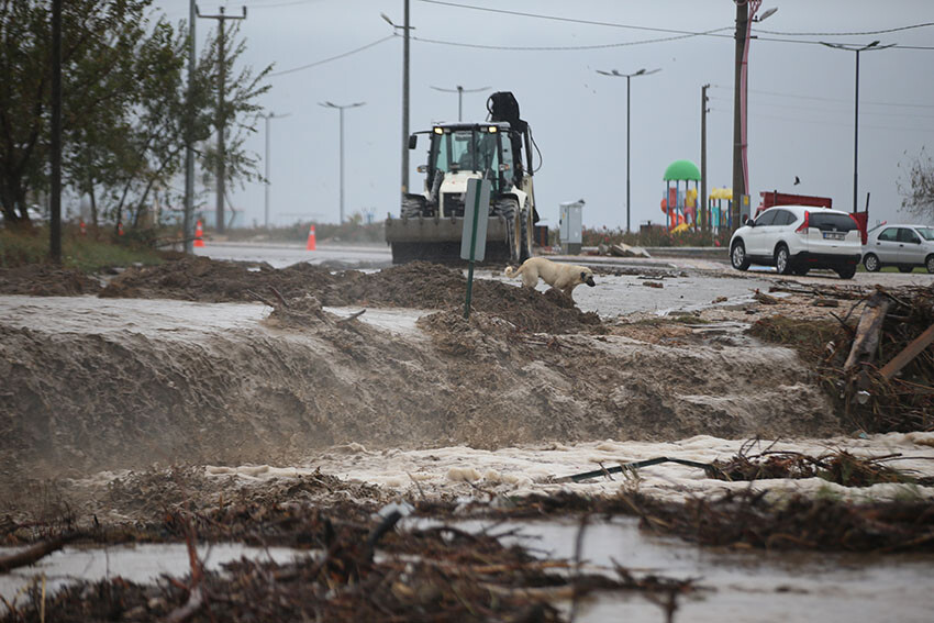 Üç ili sağanak vurdu! Dereler taştı, araçlar yolda kaldı: Dehşet anları kamerada