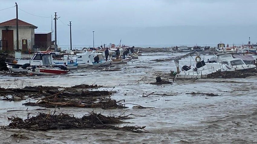 Üç ili sağanak vurdu! Dereler taştı, araçlar yolda kaldı: Dehşet anları kamerada
