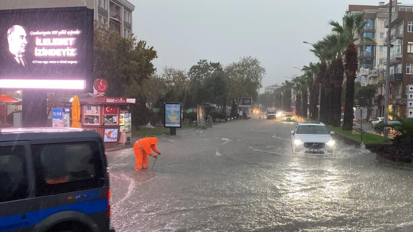 Meteoroloji uyarmıştı! İzmir, Çanakkale ve Tekirdağ'da şiddetli yağış! Cadde ve sokaklar göle döndü Meteoroloji uyarmıştı! İzmir, Çanakkale ve Tekirdağ'da şiddetli yağış! Cadde ve sokaklar göle döndü