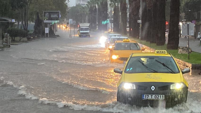 Meteoroloji uyarmıştı! İzmir, Çanakkale ve Tekirdağ'da şiddetli yağış! Cadde ve sokaklar göle döndü Meteoroloji uyarmıştı! İzmir, Çanakkale ve Tekirdağ'da şiddetli yağış! Cadde ve sokaklar göle döndü