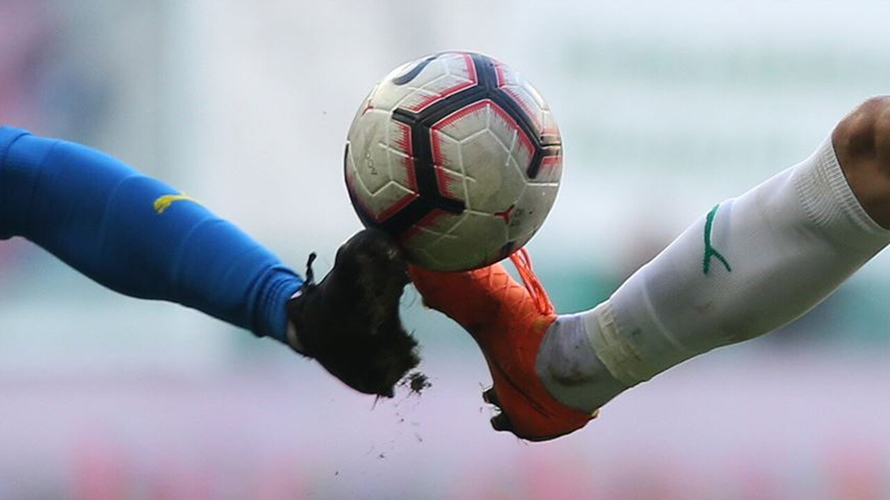 Maç bitti, ortalık karıştı! Soyunma odasına giden futbolculara silahlı saldırı