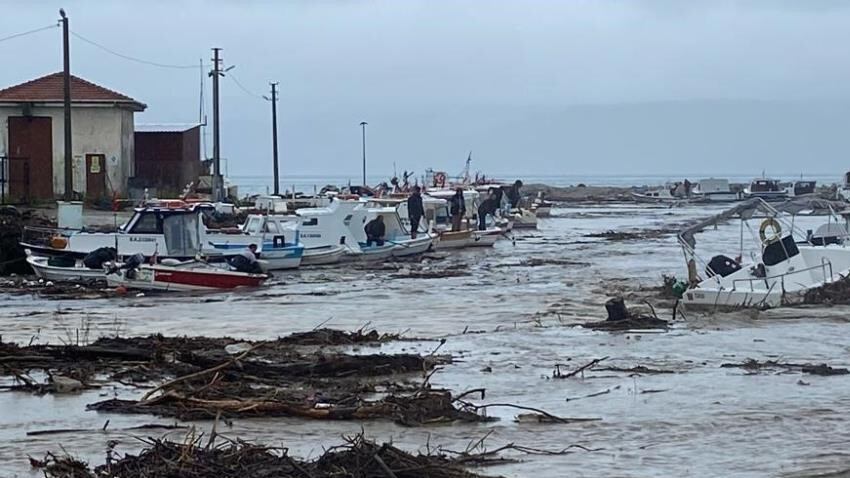 Meteoroloji uyarmıştı! İzmir, Çanakkale ve Tekirdağ'da şiddetli yağış! Cadde ve sokaklar göle döndü Meteoroloji uyarmıştı! İzmir, Çanakkale ve Tekirdağ'da şiddetli yağış! Cadde ve sokaklar göle döndü