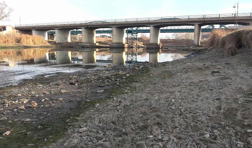 Kızılırmak'ta tehlike çanları çalıyor: Yürüyerek geçilecek duruma geldi