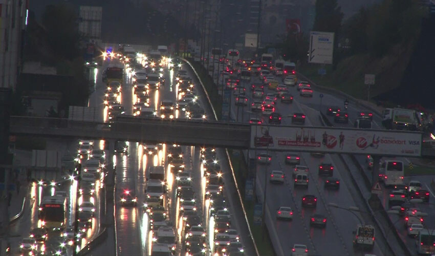 İstanbul'da sağanak yağış trafiği felç etti: Araçlar durma noktasında! İstanbul'da sağanak yağış trafiği felç etti: Araçlar durma noktasında!