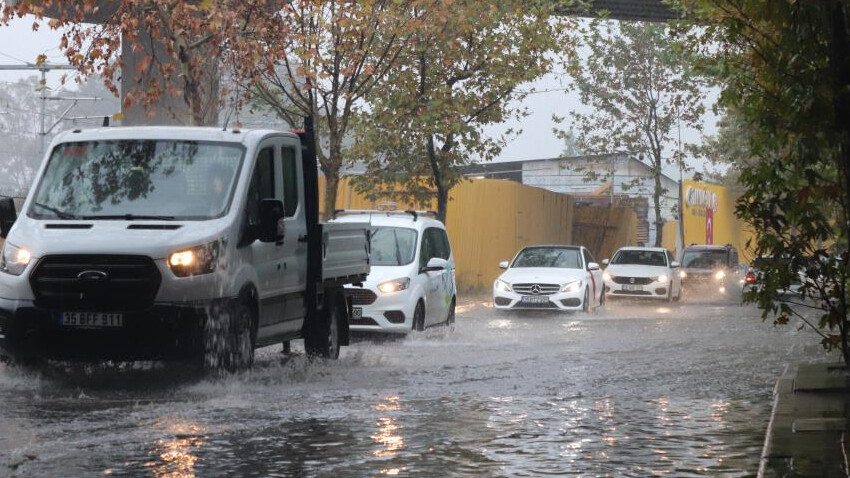Meteoroloji uyarmıştı! İzmir, Çanakkale ve Tekirdağ'da şiddetli yağış! Cadde ve sokaklar göle döndü Meteoroloji uyarmıştı! İzmir, Çanakkale ve Tekirdağ'da şiddetli yağış! Cadde ve sokaklar göle döndü