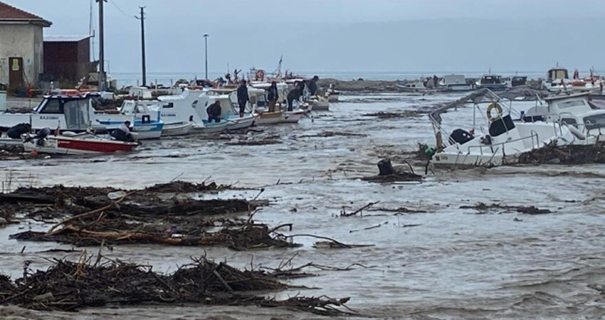 Meteoroloji uyardı, Çanakkale'de sağanak etkisini gösterdi! Yollar göle döndü, Kepez çayı taştı Meteoroloji uyardı, Çanakkale'de sağanak etkisini gösterdi! Yollar göle döndü, Kepez çayı taştı