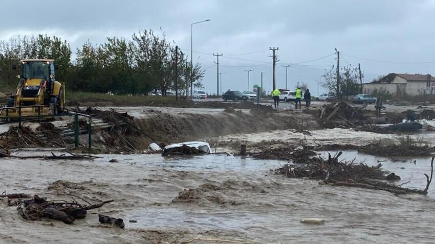 Meteoroloji uyarmıştı! İzmir, Çanakkale ve Tekirdağ'da şiddetli yağış! Cadde ve sokaklar göle döndü Meteoroloji uyarmıştı! İzmir, Çanakkale ve Tekirdağ'da şiddetli yağış! Cadde ve sokaklar göle döndü