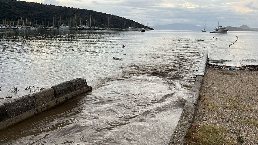 Üç ili sağanak vurdu! Dereler taştı, araçlar yolda kaldı: Dehşet anları kamerada
