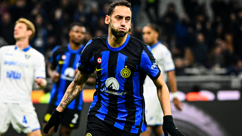 Hakan Çalhanoğlu 70 yıllık rekoru kırdı! Türk futbolcu İtalya futbol tarihine geçti Hakan Çalhanoğlu