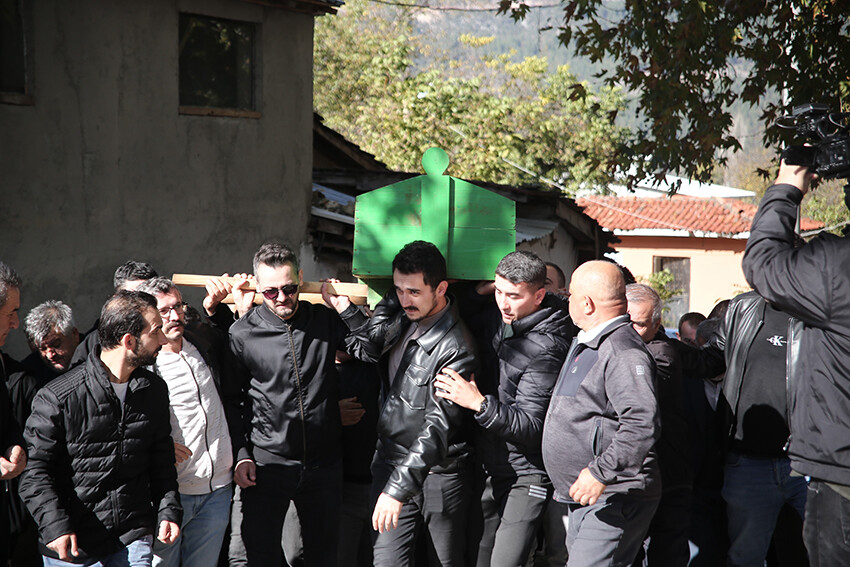 Oynayarak girdi, tabutu çıktı! Anesteziyle dişi çekilen çocuk canından oldu Oynayarak girdi, tabutu çıktı! Anesteziyle dişi çekilen çocuk canından oldu