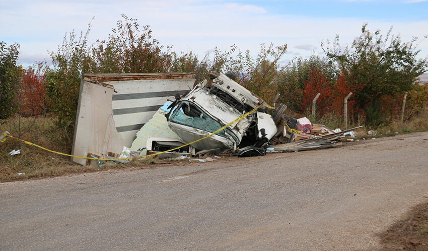 Afyonkarahisar'da feci kaza: 2 ölü, 3 yaralı Afyonkarahisar'da feci kaza: 2 ölü, 3 yaralı