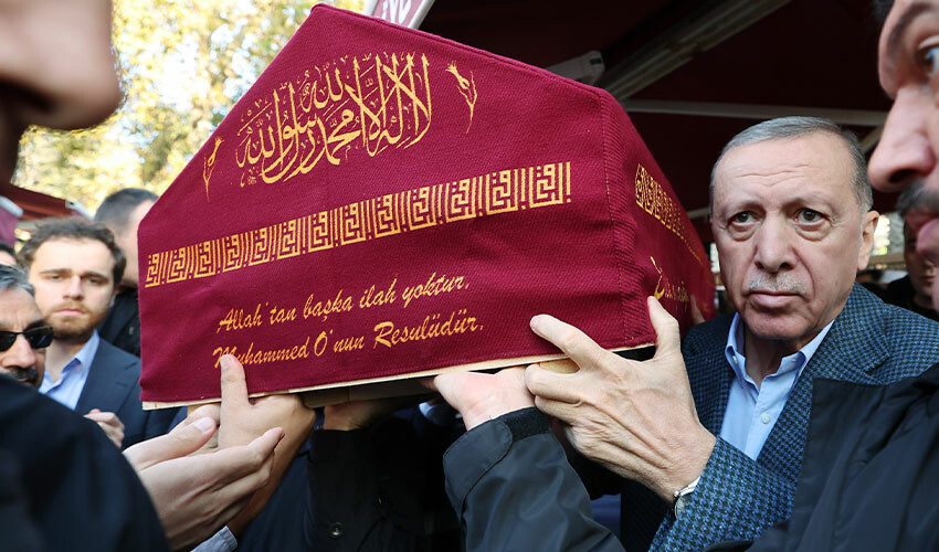 Cumhurbaşkanı Erdoğan, annesi ve babasının kabrini ziyaret etti Cumhurbaşkanı Erdoğan, annesi ve babasının kabrini ziyaret etti