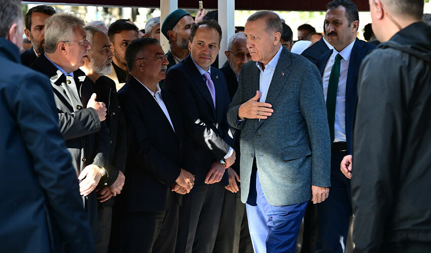 Cumhurbaşkanı Erdoğan, annesi ve babasının kabrini ziyaret etti Cumhurbaşkanı Erdoğan, annesi ve babasının kabrini ziyaret etti