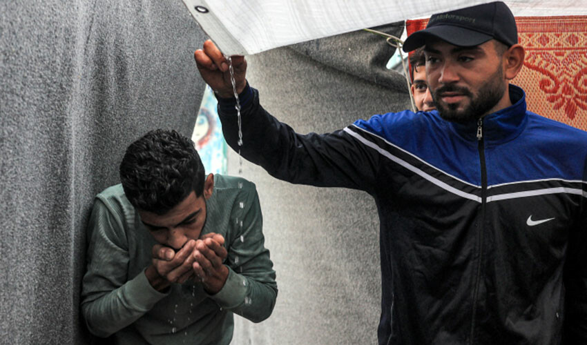 Gazzeli çocukların buruk 'yağmur' sevinci! 39 günlük susuzluğa derman oldu Gazzeli çocukların buruk 'yağmur' sevinci! 39 günlük susuzluğa derman oldu