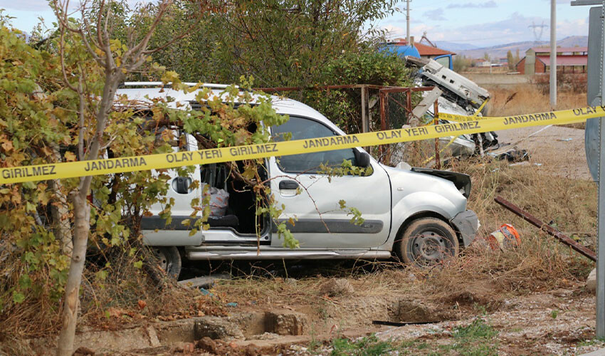 Afyonkarahisar'da feci kaza: 2 ölü, 3 yaralı Afyonkarahisar'da feci kaza: 2 ölü, 3 yaralı