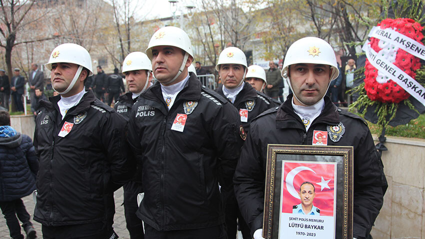 İstanbul'da şehit olan polis memuru Lütfü Baykar memleketinde son görev İstanbul'da şehit olan polis memuru Lütfü Baykar memleketinde son görev