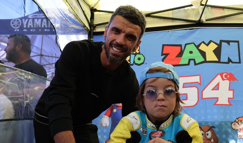 İlk resmi yarışını kazanan Zayn Sofuoğlu kupayı babasının elinden aldı İlk resmi yarışını kazanan Zayn Sofuoğlu kupayı babasının elinden aldı