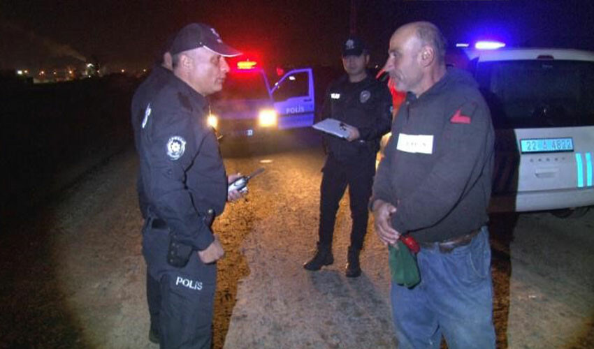 Başıboş koyun sürüsü polisleri harekete geçirdi! Çobanlık yaptılar Başıboş koyun sürüsü polisleri harekete geçirdi! Çobanlık yaptılar