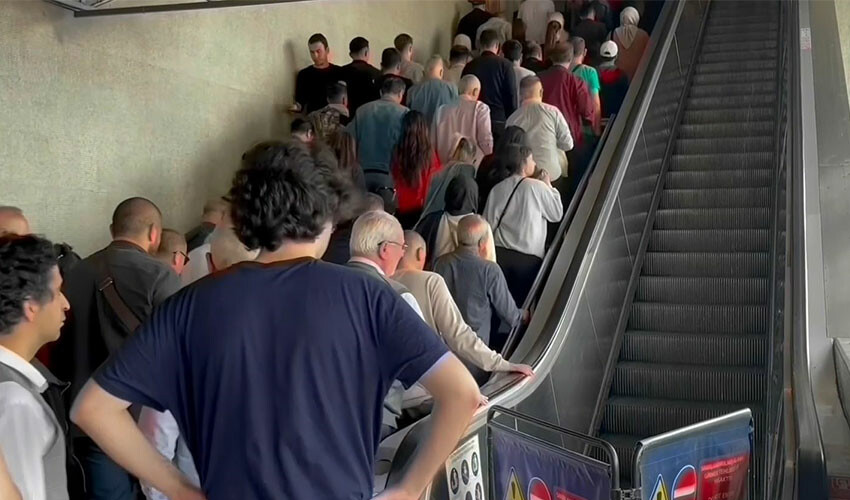 Geç gelen metrolar, yürümeyen merdivenler vatandaşları bezdirdi! Geç gelen metrolar, yürümeyen merdivenler vatandaşları bezdirdi!