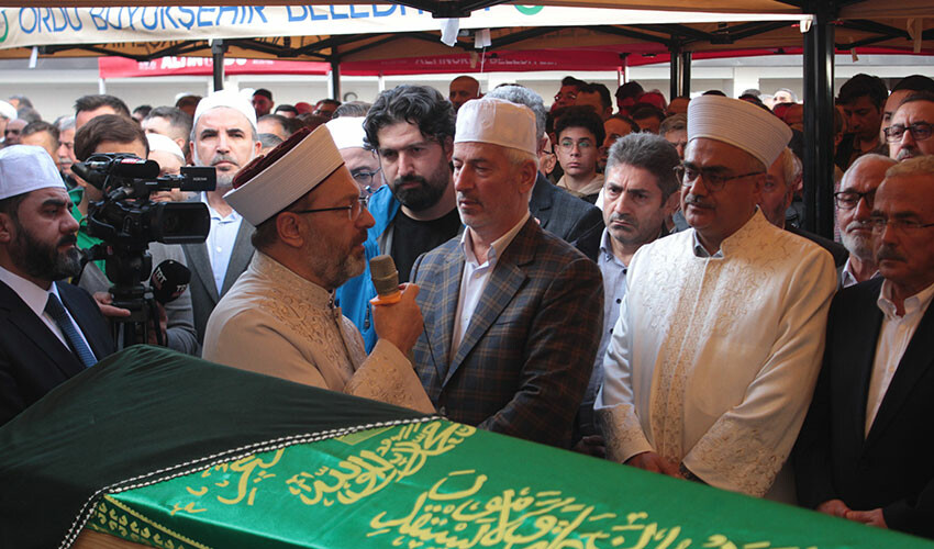 Diyanet İşleri Başkanı Erbaş’ın annesi son yolculuğuna uğurlandı Diyanet İşleri Başkanı Erbaş’ın annesi son yolculuğuna uğurlandı